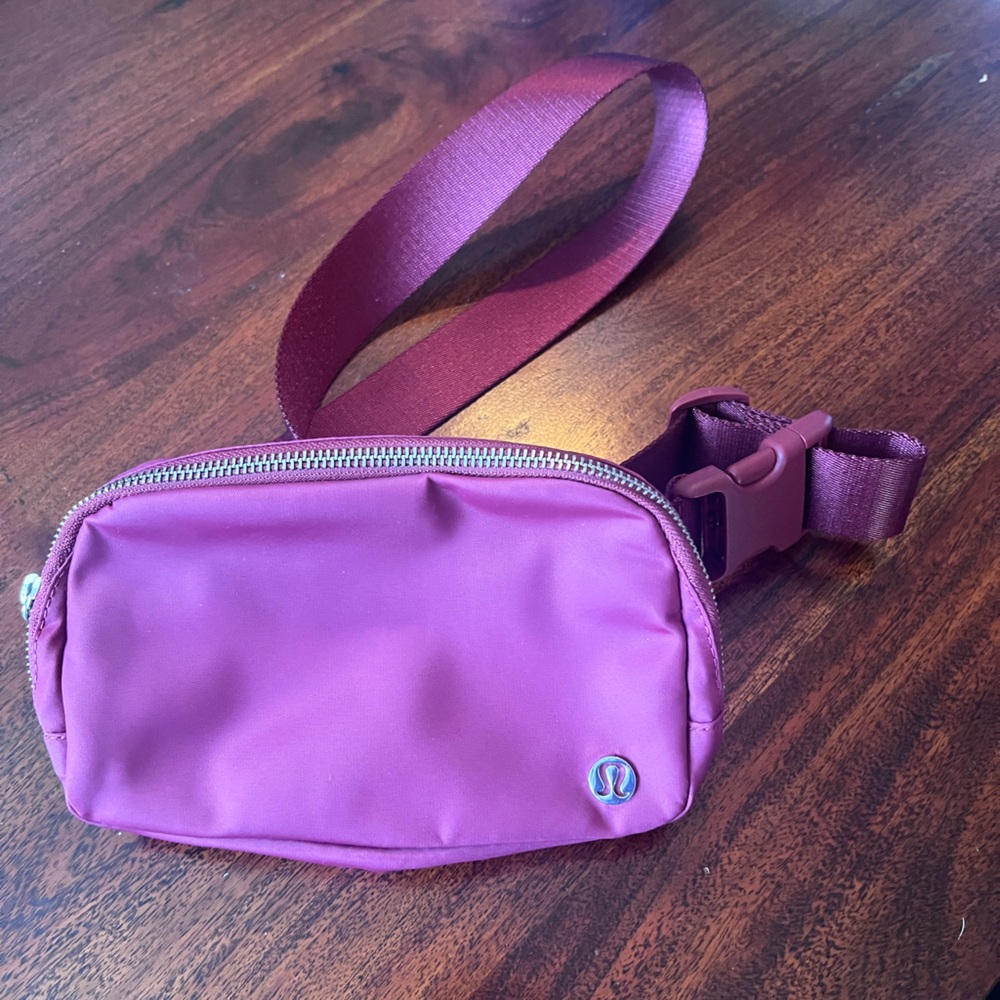 Lulu Everyday Belt Bag / burgundy